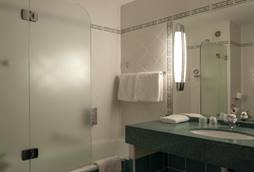 Afbeelding met muur, binnen, badkamer, spiegel

Automatisch gegenereerde beschrijving